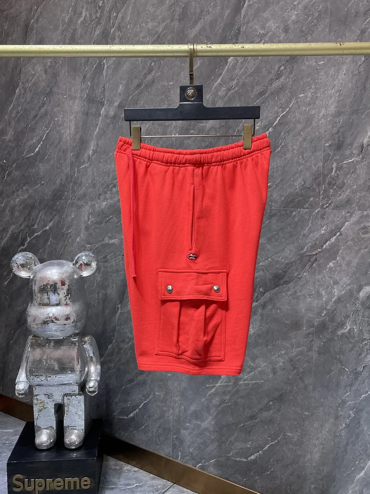 Shorts cargo rojo con cordón en la cintura 4