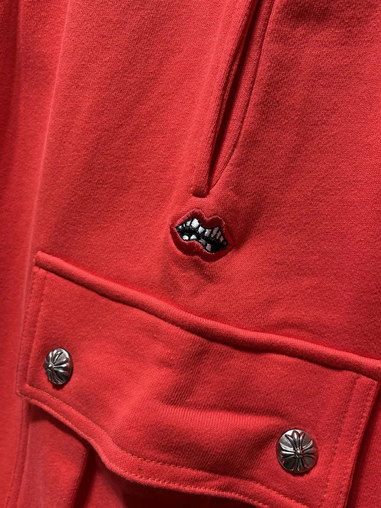 Shorts cargo rojo con cordón en la cintura 5