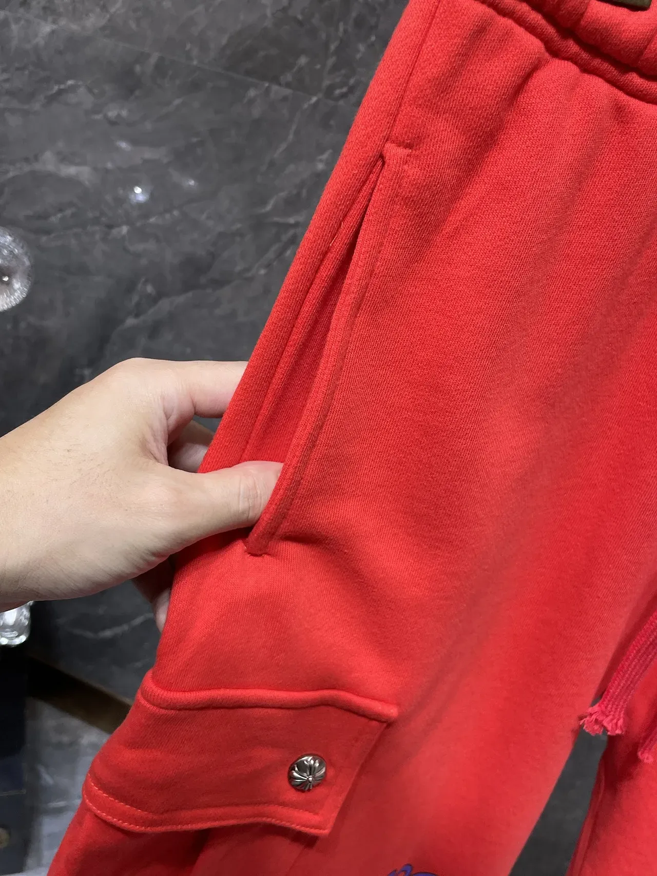 Shorts cargo rojo con cordón en la cintura 7