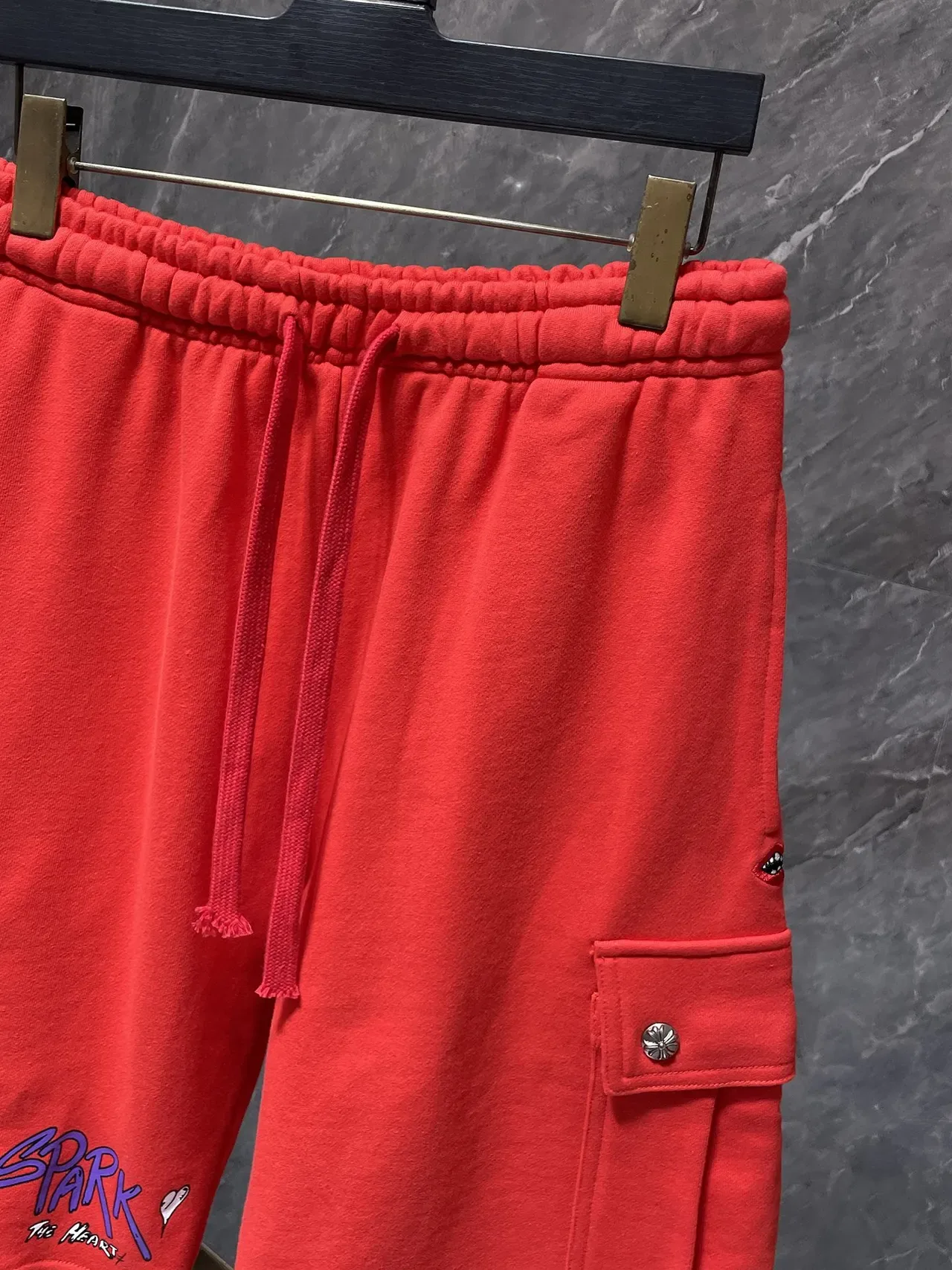 Shorts cargo rojo con cordón en la cintura 9