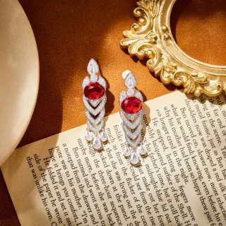 Brincos geométricos pendentes de gema vermelha e diamantes pavé