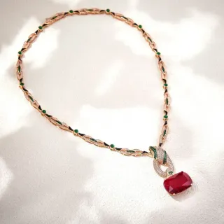 Collier de chaîne en or rouge filigranée avec accents pavé d'émeraudes et diamants