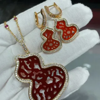 Brincos em forma de cabaça com silhueta e inlay em vermelho e dourado