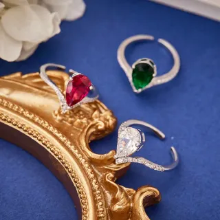 लाल हरा पीयर-कट केंद्रीय पत्थर Pavé-Set पक्षीय आकर्षण रिंग