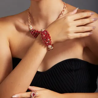 Collar de Gemas con Motivo de Serpiente Roja y Verde en Cluster