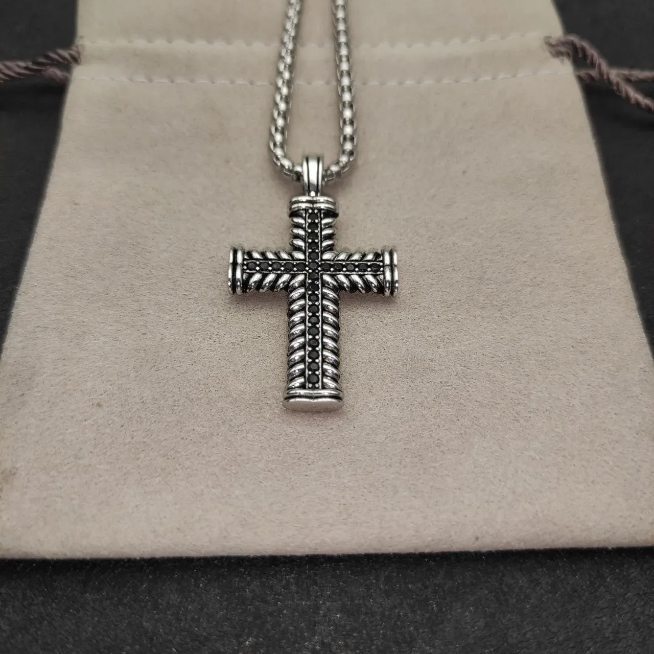 Silver Black Rope-Textured Border Stone Inlay Necklace 5