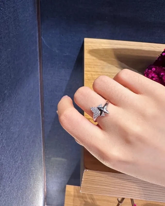 Silver-Toned Pavé Star Motif Ring 4