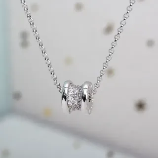Collier avec pendentif en forme de baril argent blanc pavé de pierres transparentes