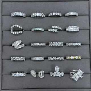 রূপালী সাদা Pavé-Set আংটি