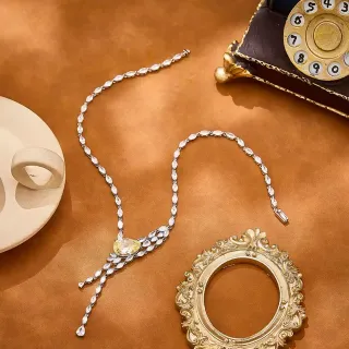 Collier en argent avec pierres jaunes de taille marquise serties et design de tassel pendillant