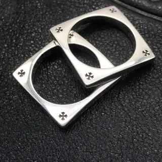Anneaux empilables en métal poli au motif de croix et cadre carré