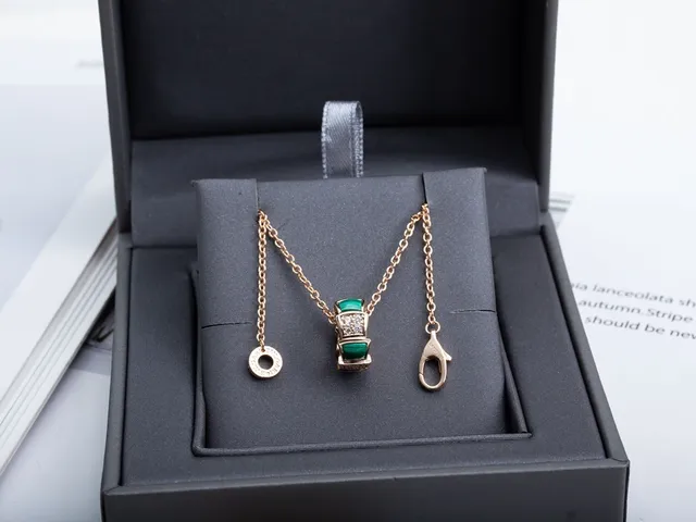 Collar con colgante de malacita geométrica apilada y diamantes pavé 3