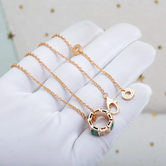 Collar con colgante de malacita geométrica apilada y diamantes pavé 4