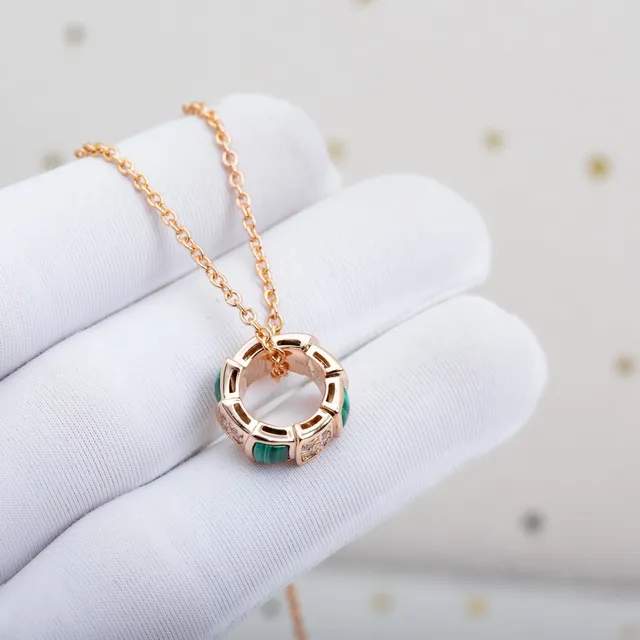 Collar con colgante de malacita geométrica apilada y diamantes pavé 5