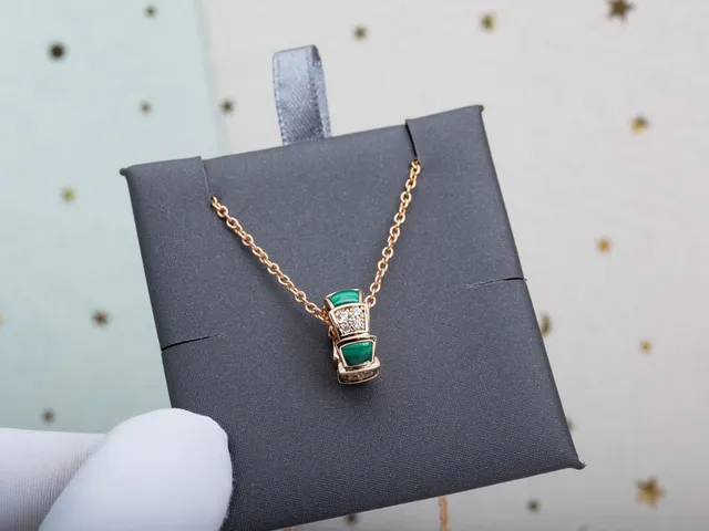 Collar con colgante de malacita geométrica apilada y diamantes pavé 7
