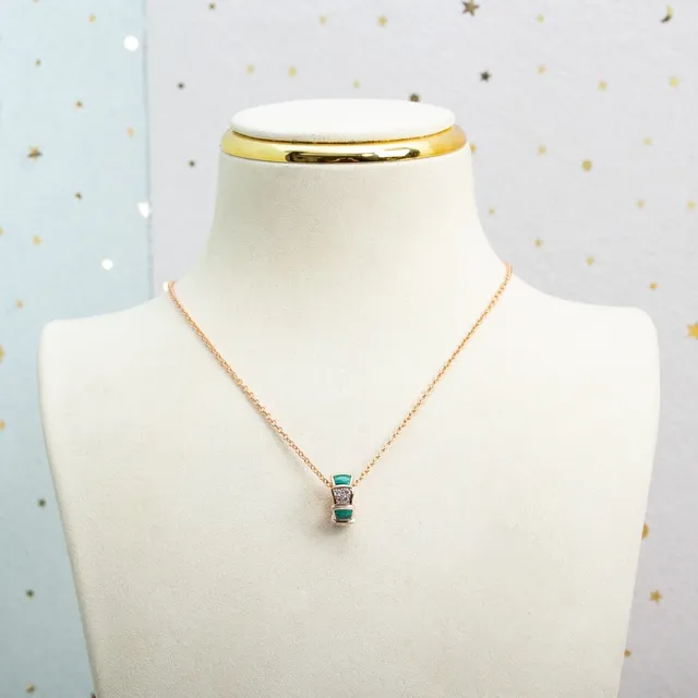 Collar con colgante de malacita geométrica apilada y diamantes pavé 8