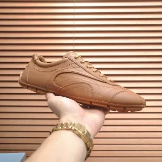 Zapatilla de cuero suave de color tan de punta baja