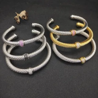 Pulseras abiertas de cable retorcido con estación de gemas pavé