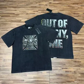 Camiseta gráfica preta lavada com caveira e cruz metálicas