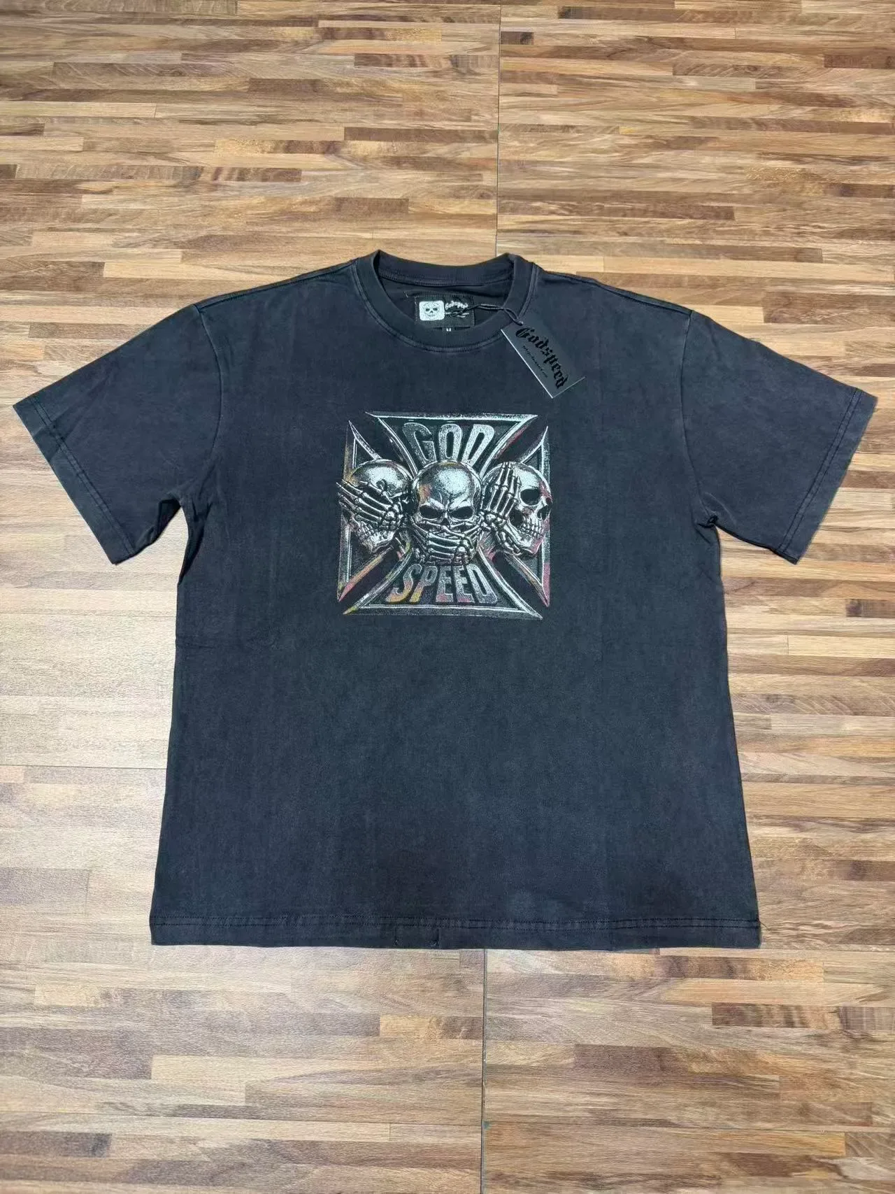 Camiseta gráfica negra lavada con calavera y cruz metálicas 5