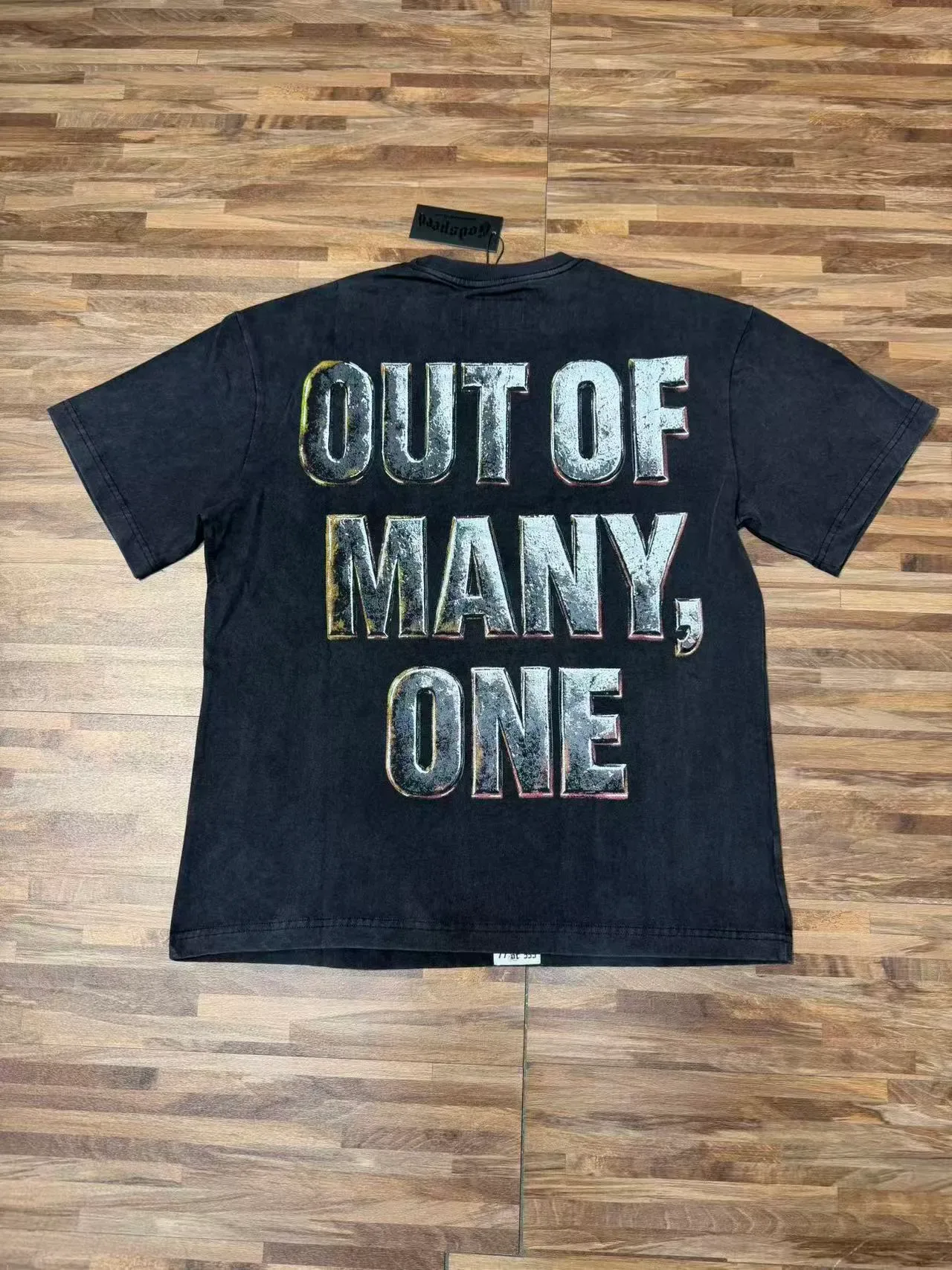 Camiseta gráfica negra lavada con calavera y cruz metálicas 6