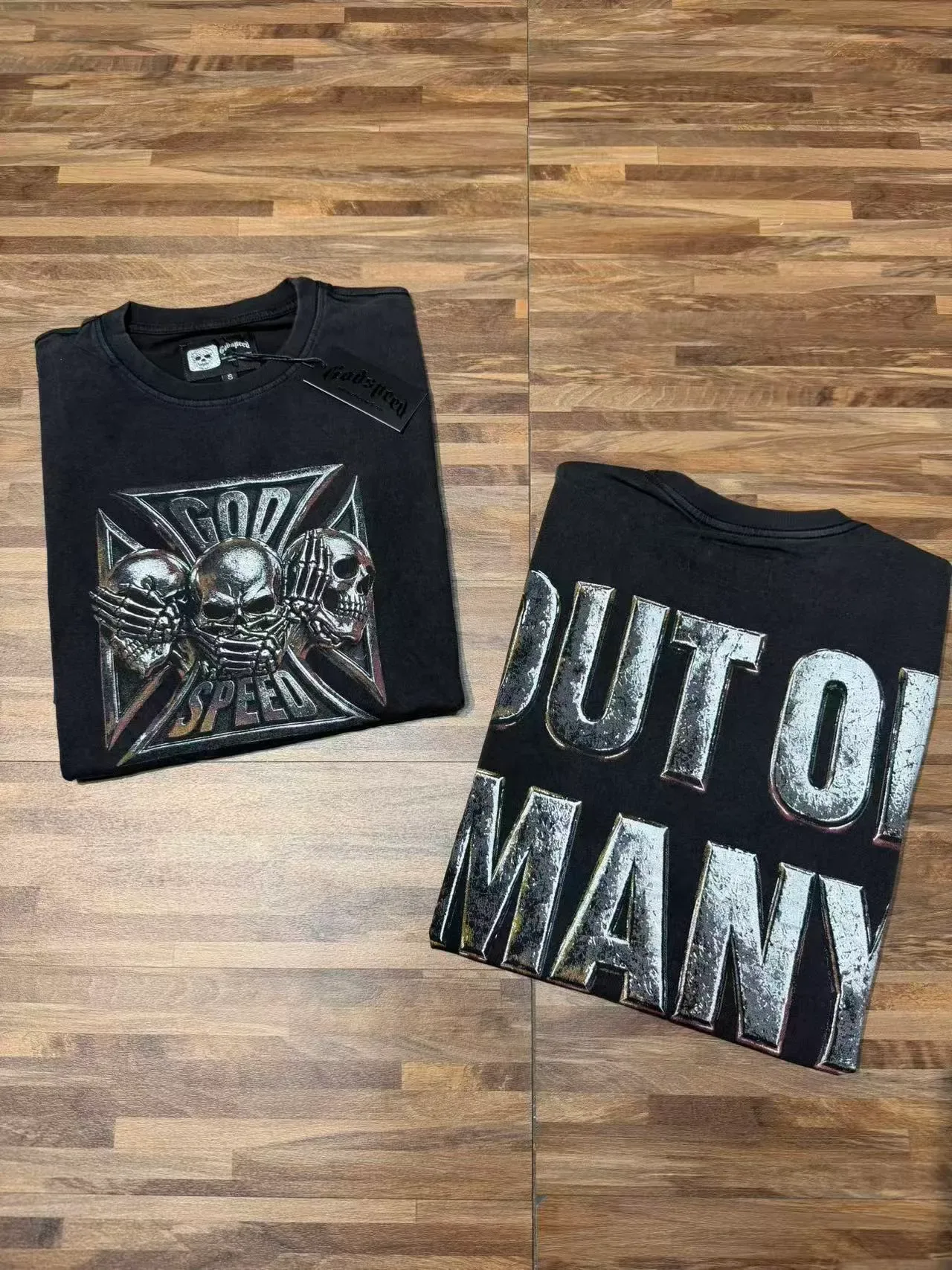 Camiseta gráfica negra lavada con calavera y cruz metálicas 7