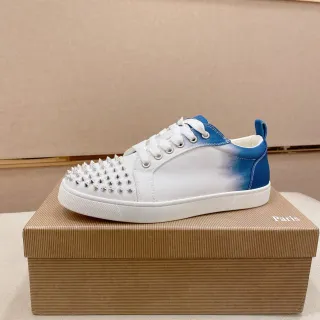 حذاء سنيكرز low top أبيض وأزرق تدريجي مع studs على الإصبع