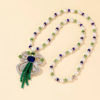 Collier à chaîne avec pendentif de perles et gemmes inspiré floral blanc et bleu