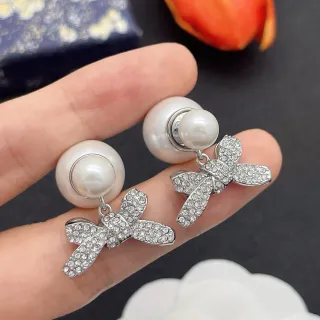 أقراط لؤلؤ أبيض فضي مزينة بكريستال على شكل رباط