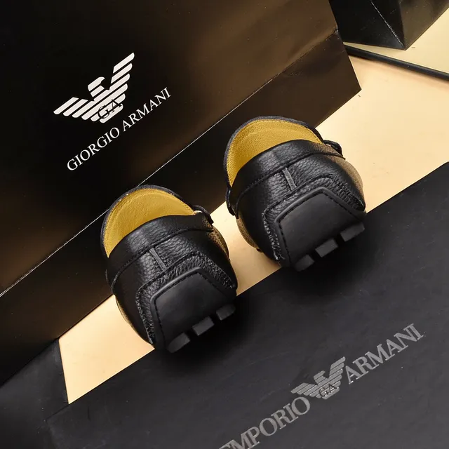 Giorgio Armani Mocasín de cuero negro con detalles dorados y correa de doble hebilla 2