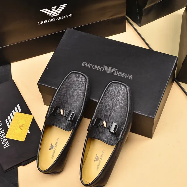 Giorgio Armani Mocasín de cuero negro con detalles dorados y correa de doble hebilla 3