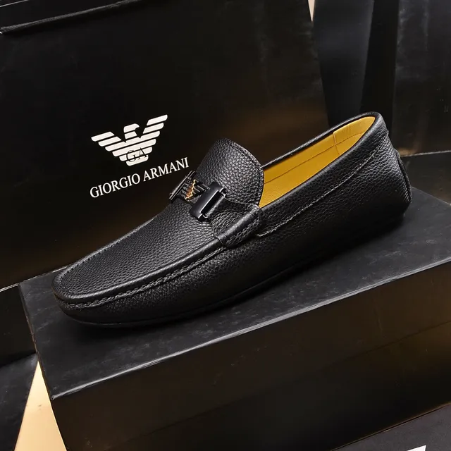 Giorgio Armani Mocasín de cuero negro con detalles dorados y correa de doble hebilla 5
