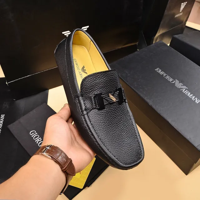 Giorgio Armani Mocasín de cuero negro con detalles dorados y correa de doble hebilla 6