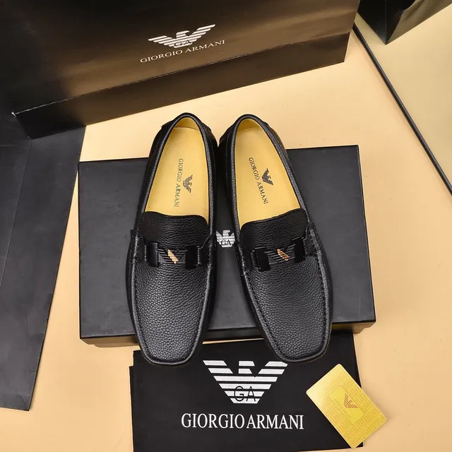 Giorgio Armani Mocasín de cuero negro con detalles dorados y correa de doble hebilla 7