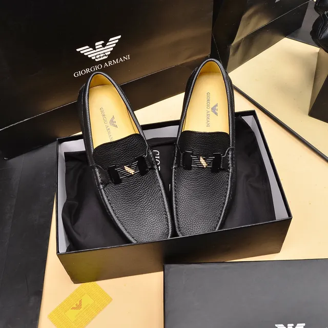 Giorgio Armani Mocasín de cuero negro con detalles dorados y correa de doble hebilla 9