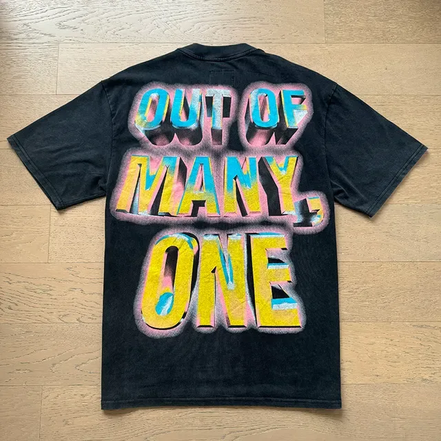 Camiseta preta com estampa gráfica Godspeed Out of Many, One 7