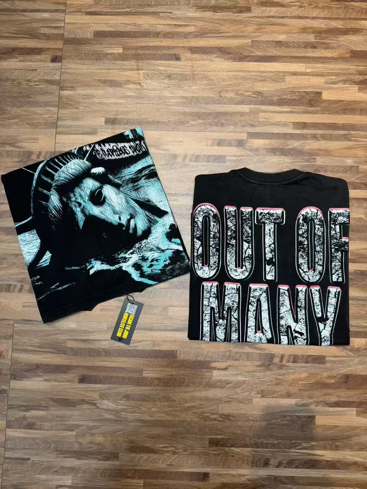 Camiseta preta com estampa gráfica Godspeed Out of Many One 5