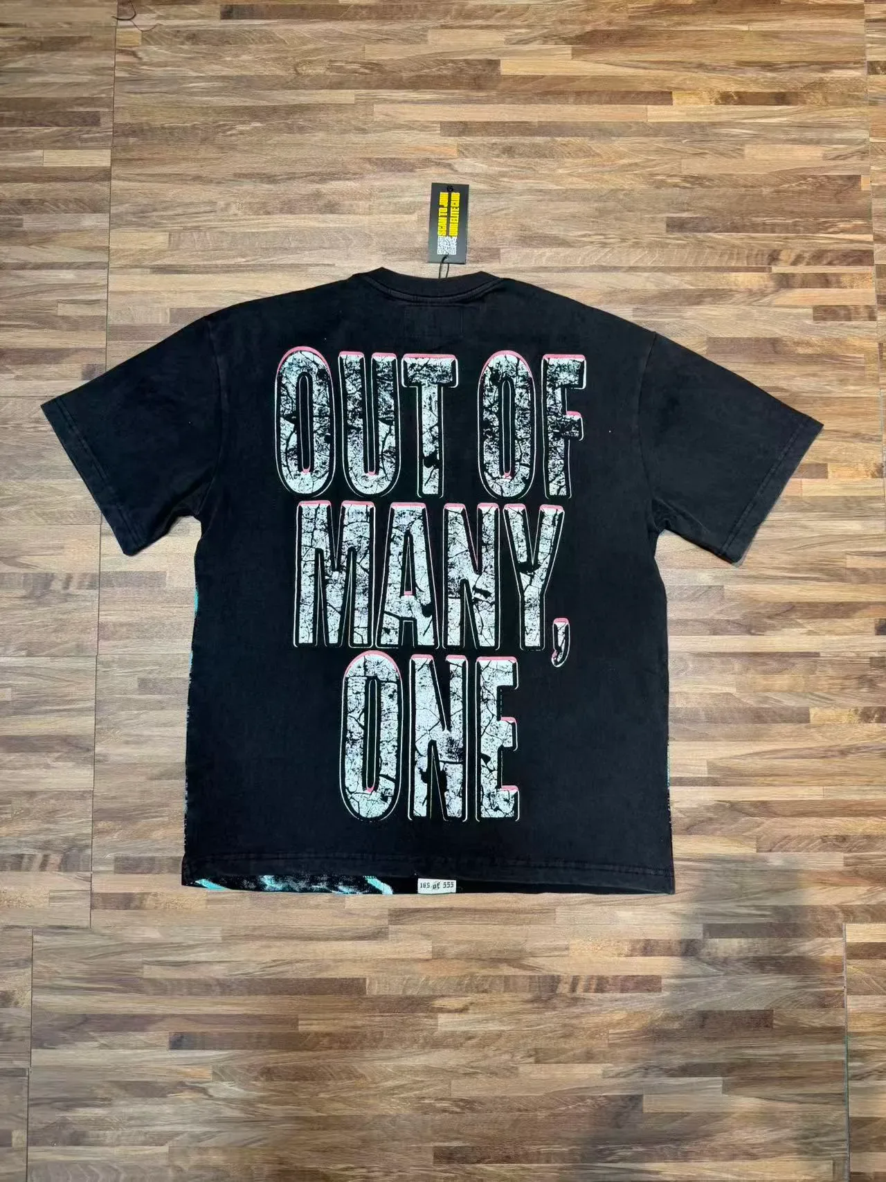 Camiseta preta com estampa gráfica Godspeed Out of Many One 7