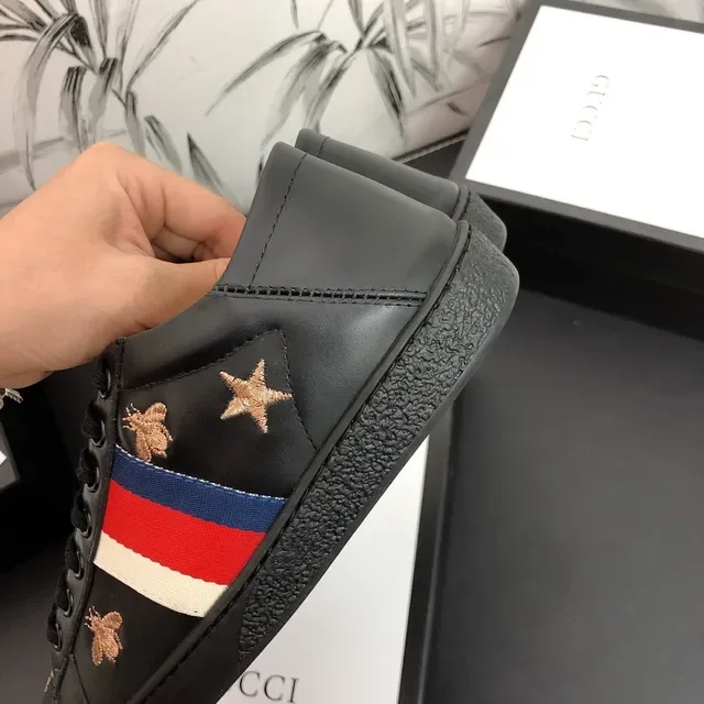 Gucci Ace Sneakers Lifestyle en Cuir Noir Brodé Abeille et Étoile 3