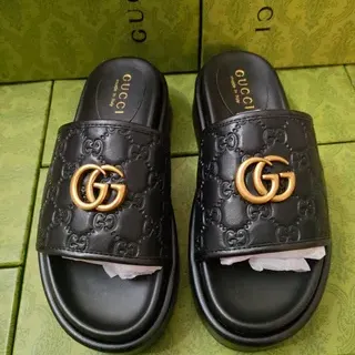 Gucci Zapatillas Negras y Doradas con Grabado GG Monogram Interlocking G Hardware