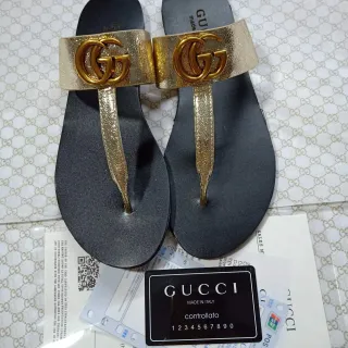 Gucci أسود ذهبي Interlocking GG مثبت معدني نصي متموج سير صنادل كاجوال