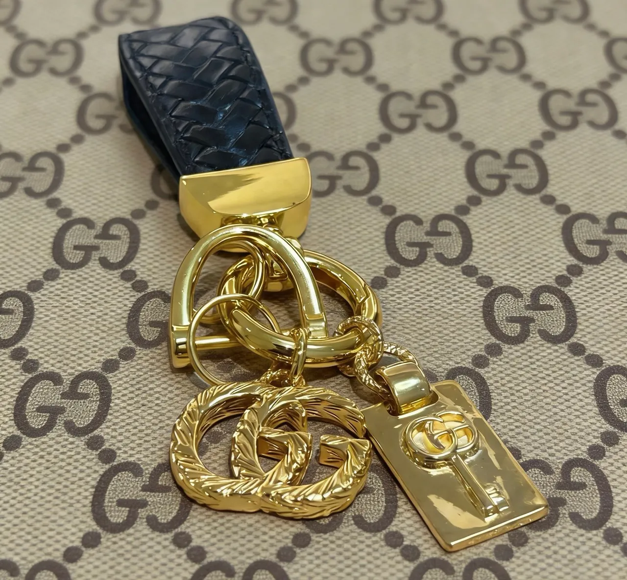 Gucci काली सोने की बुनाई चमड़े का हार्डवेयर हैंडबैग 2