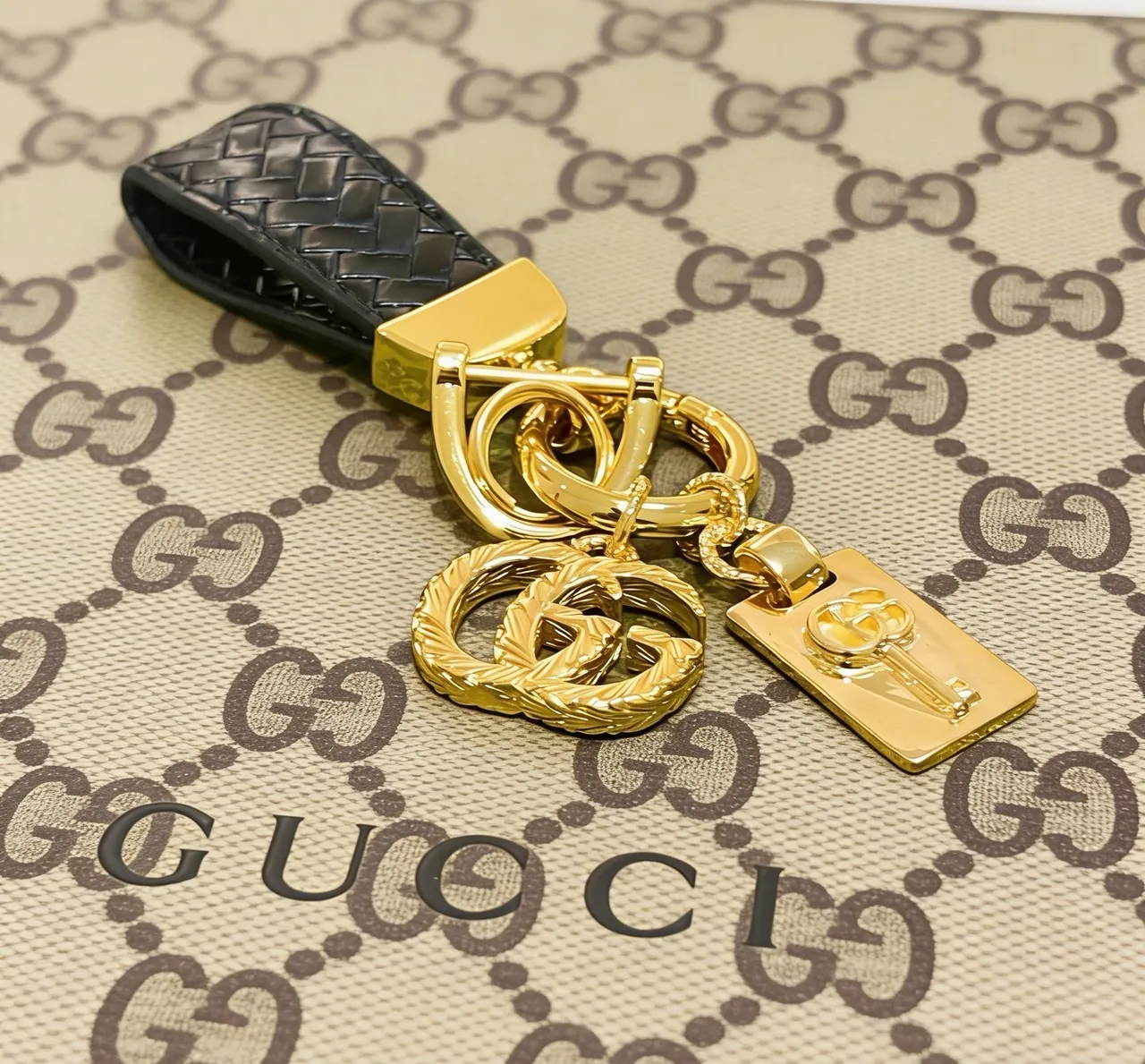 Gucci काली सोने की बुनाई चमड़े का हार्डवेयर हैंडबैग 3