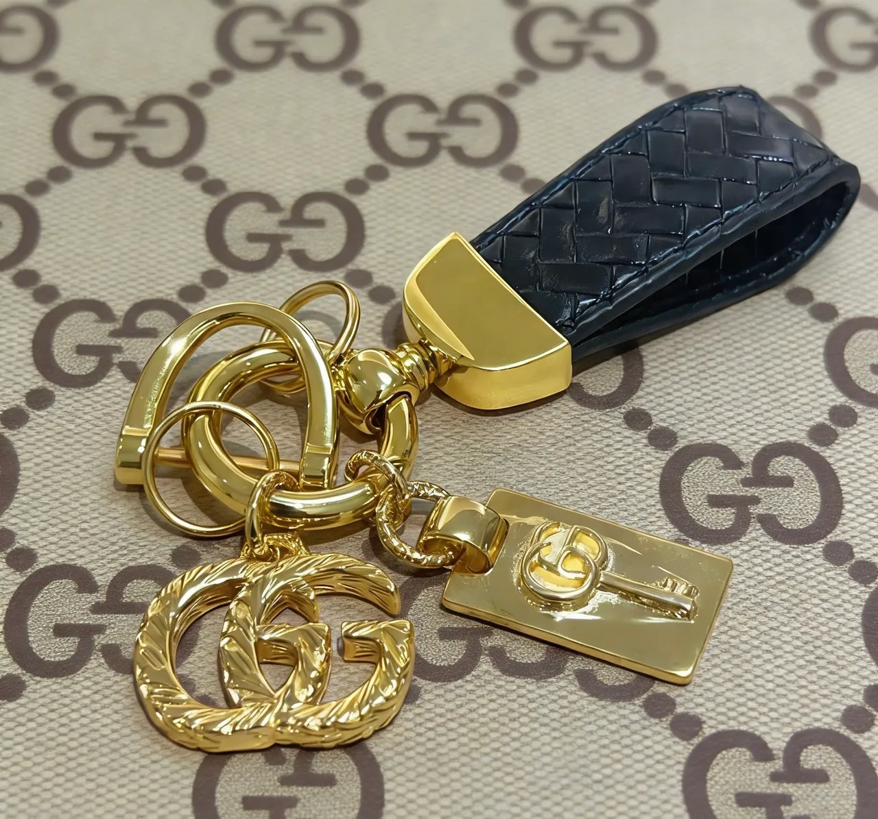 Gucci काली सोने की बुनाई चमड़े का हार्डवेयर हैंडबैग 4