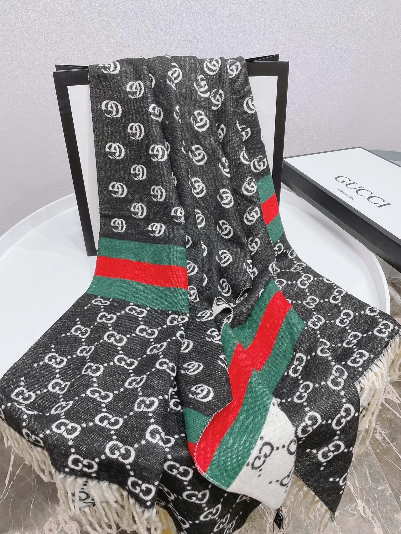 Gucci وشاح كشمير أسود متعدد الألوان مع طباعة GG مونوغرام على شريط ويب 5
