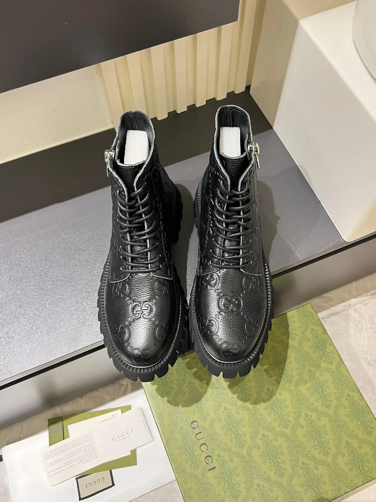 Gucci Bottines en cuir noir et argent estampillées GG à fermeture éclair latérale 2