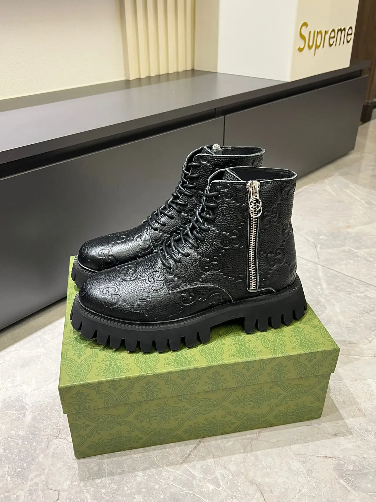 Gucci Bottines en cuir noir et argent estampillées GG à fermeture éclair latérale 3