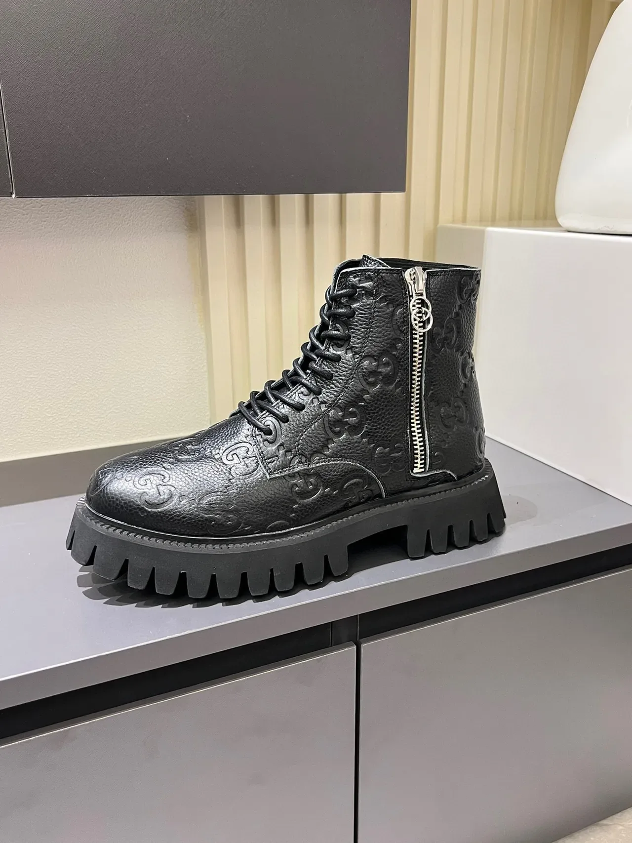 Gucci Bottines en cuir noir et argent estampillées GG à fermeture éclair latérale 4