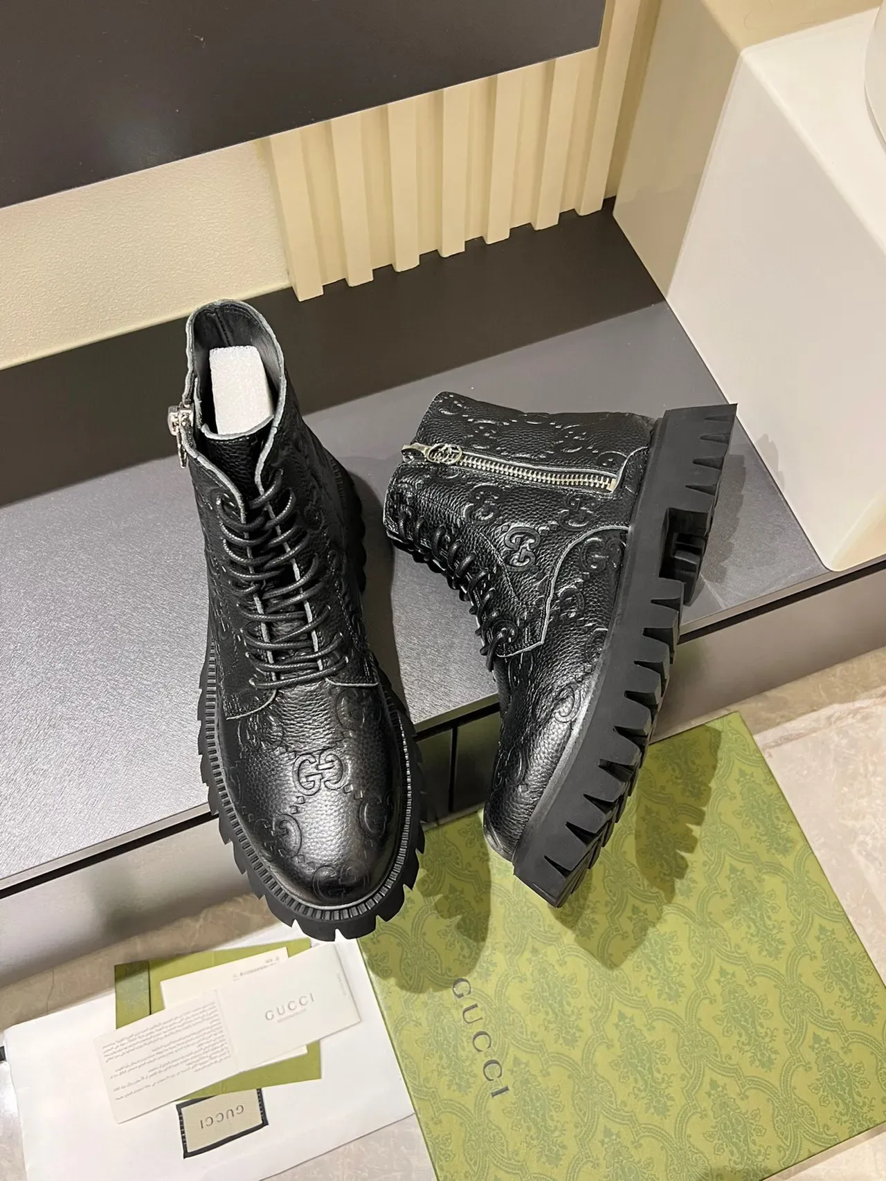Gucci Bottines en cuir noir et argent estampillées GG à fermeture éclair latérale 5