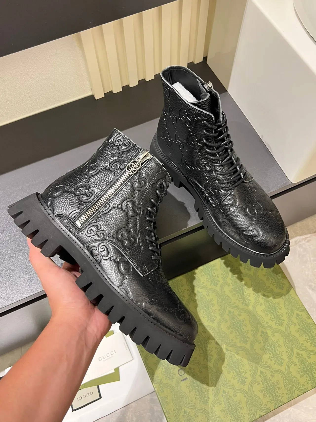 Gucci Bottines en cuir noir et argent estampillées GG à fermeture éclair latérale 6